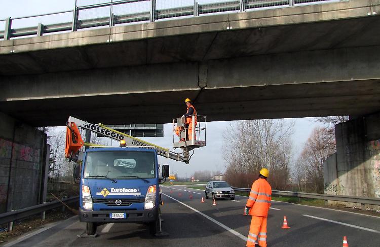 I controlli al ponte di via Macallè sulla tangenziale di Crema