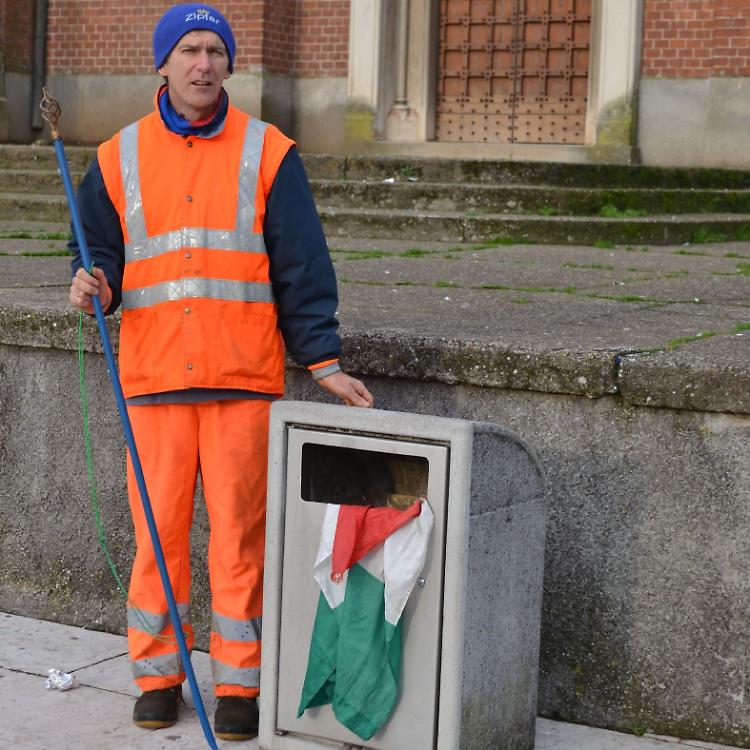Strappano il tricolore e lo gettano tra i rifiuti, presi