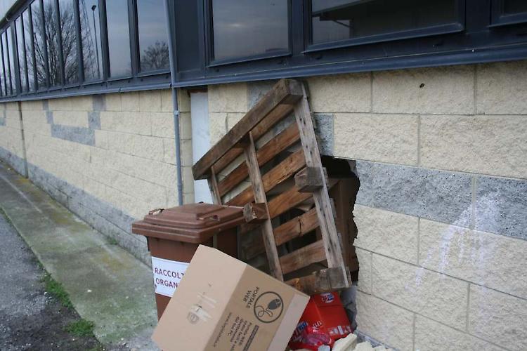Assaltato il 'Lucky Bar', devastate le macchinette