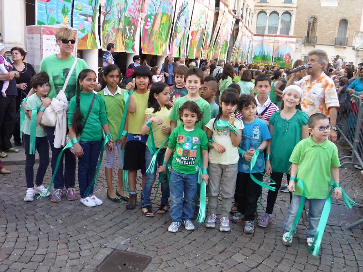 Pochi iscritti, primaria a rischio
Appello dei genitori: "Venite qui"
