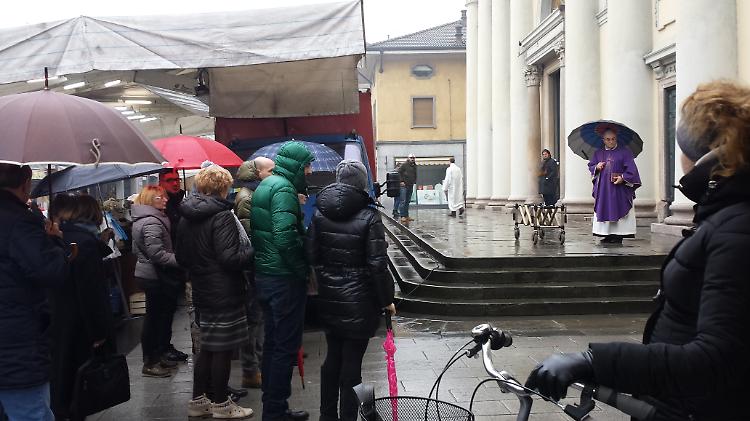 Il corteo funebre deve fermarsi sull'angolo del sagrato, i banchi occupano il fronte della parrocchiale