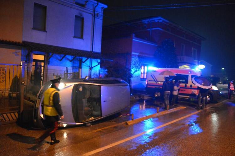 Perde il controllo, auto ribaltata