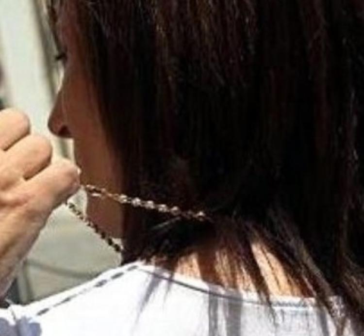 Strappa la collana a una 77enne