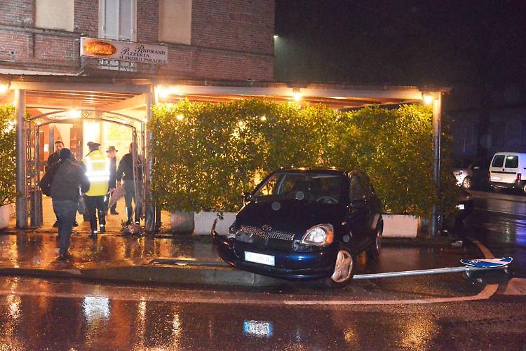 Altra auto 'impazzita', schianto sulla 343