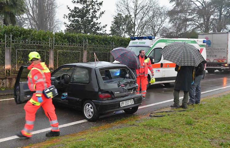 Camion tampona auto, contuse due donne