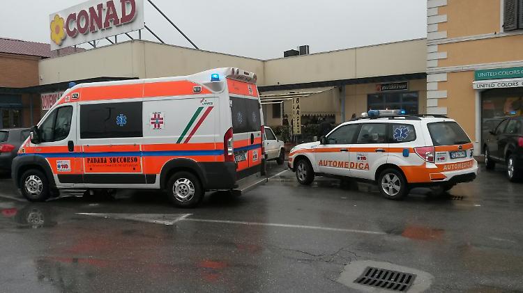 Malore al bar Giulia, sul posto i soccorsi