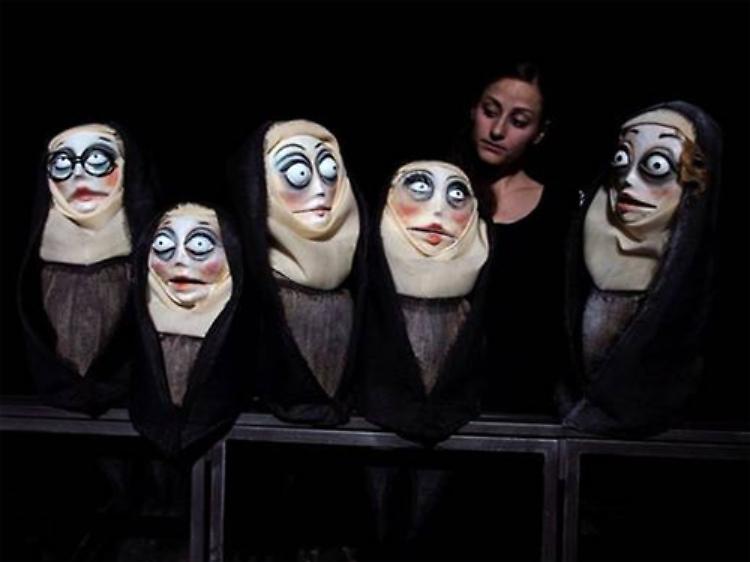 Ragazzola - ''La semplicità ingannata'': satira per pupazze sul lusso di essere donna Sabato 8