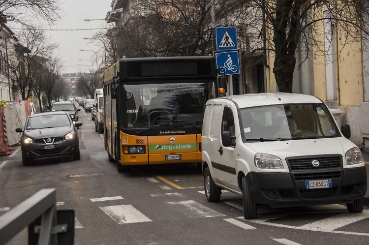 Il pullman in panne parcheggiato in via Diaz dopo che aveva occupato il centro della carreggiata per oltre un'ora
