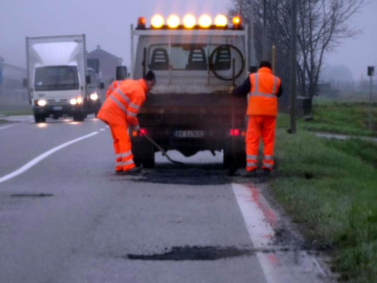 Pioggia, strade come groviera