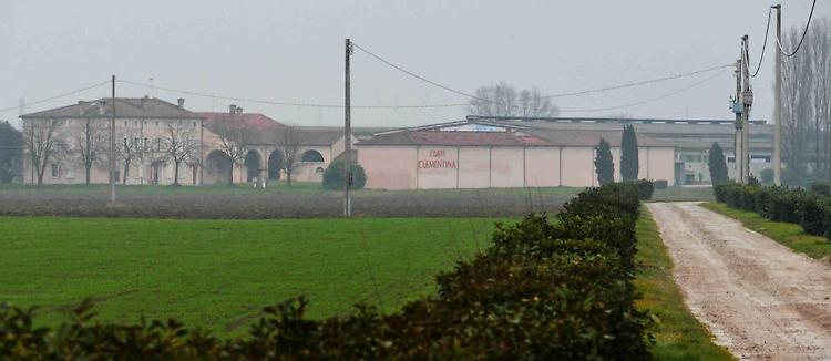 Ladri in cascina, via 2500 litri di gasolio