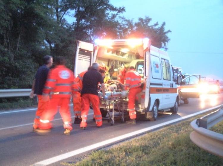 Scontro auto-ciclomotore, 23enne in ospedale
