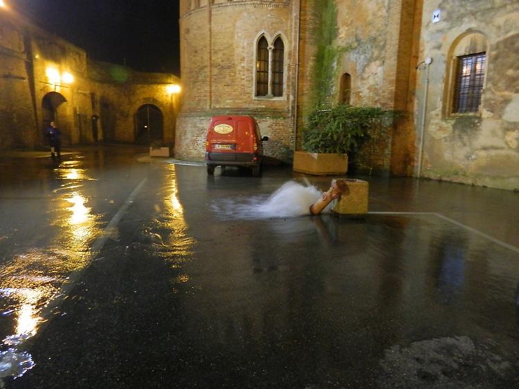 Idrante abbattuto da un'auto, fuga e strade allagate