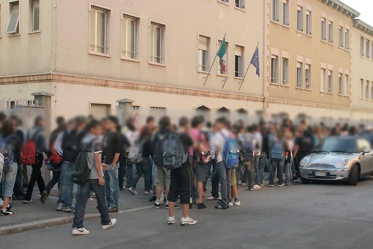 Ombrello giù dalla finestra, per la classe niente gita