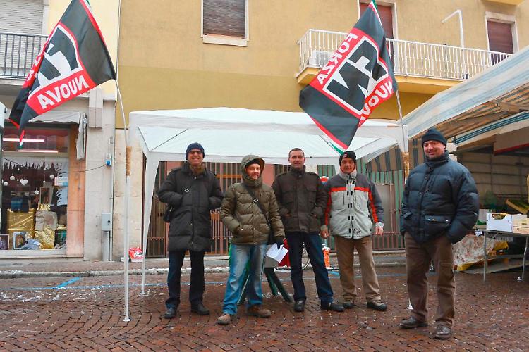 Forza Nuova distribuisce generi alimentari alle famiglie italiane in difficoltà 