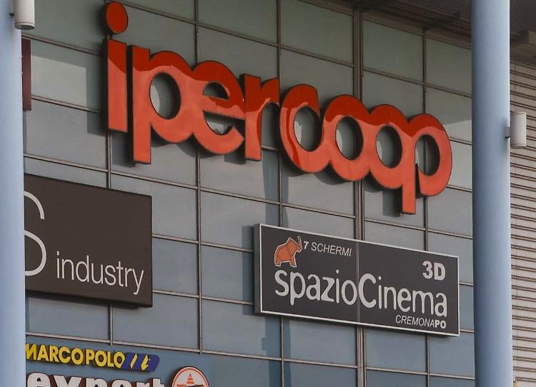 Rubano all'Ipercoop, denunciata coppia di romeni