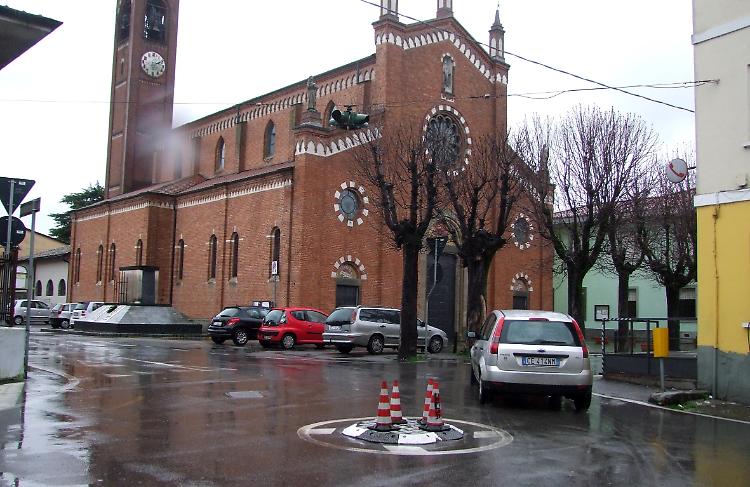 Abbattuta la rotatoria indigesta
I residenti: "Adesso toglietela"