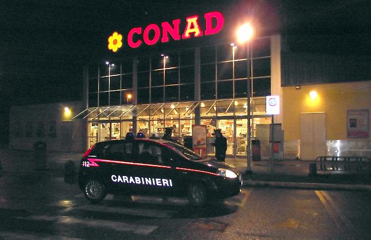 I carabinieri davanti al supermercato pochi minuti dopo la rapina