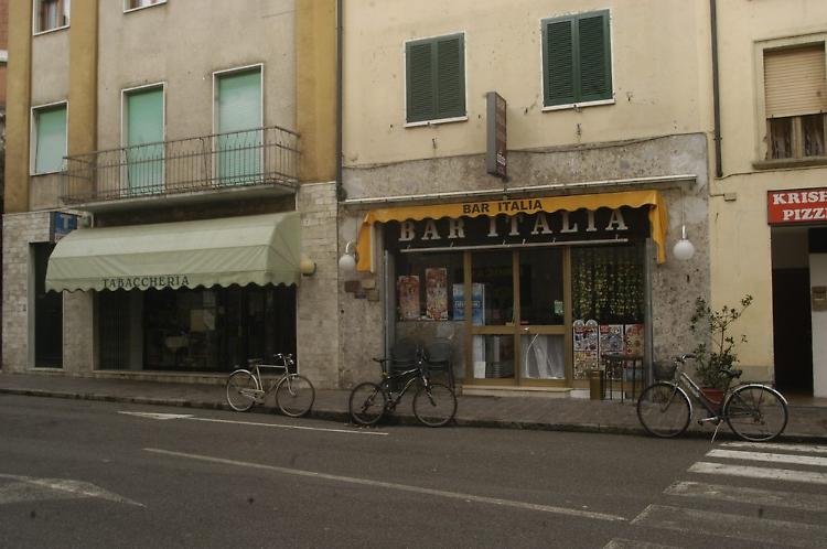 Assalto al bar, fuga a mani vuote e ladri ripresi dalle telecamere