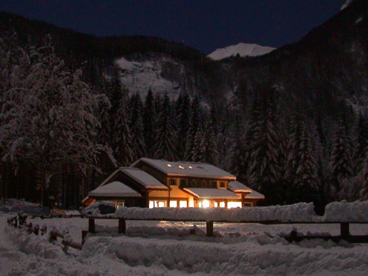 “M'illumino di meno”: candele, ciaspole, luna piena al Rifugio Lagdei
