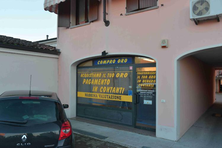 Rapina il 'Compro oro' per giocare alle slot: arrestato