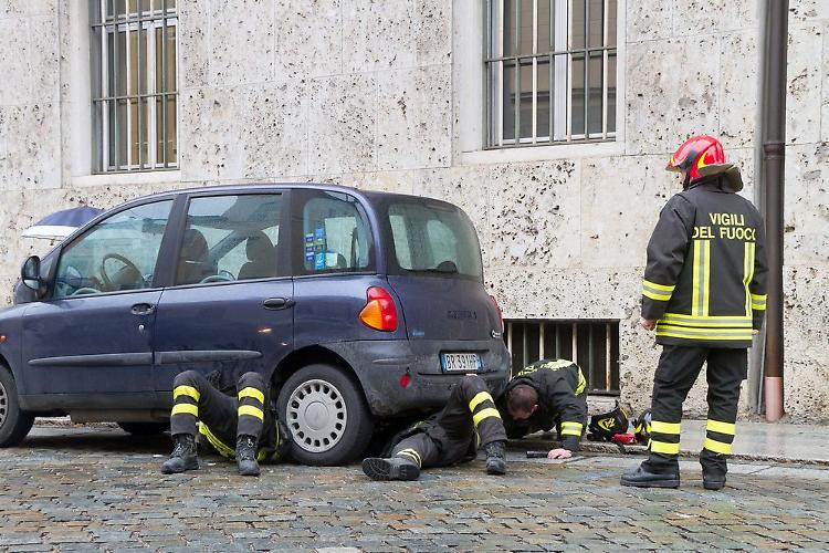 Fuga di metano da un'auto, allarme e mobilitazione
