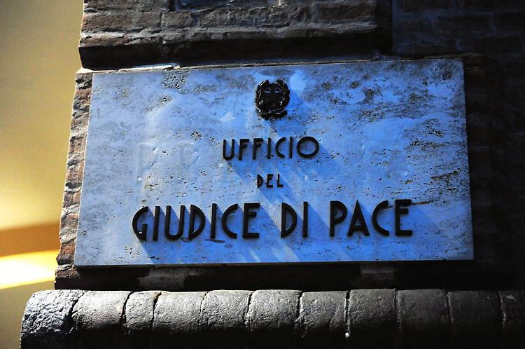 Si ferma a spostare una cassetta delle lettere per terra, minacciato 
