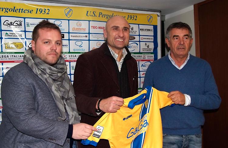Aldo Firicano tra Andrea Micheli e Cesare Fogliazza massimi dirigenti della Pergolettese