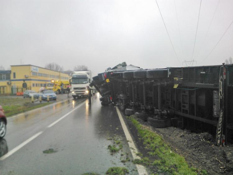 Il tir finito fuori strada