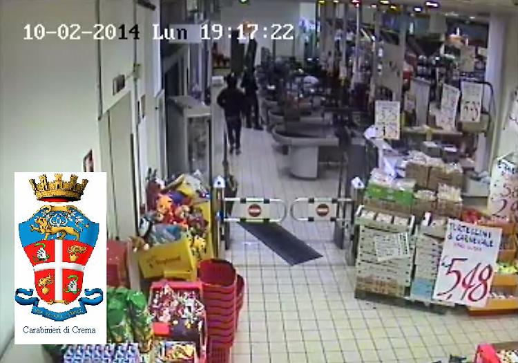 L'immagine che riprende l'ingresso del rapinatore al Conad
