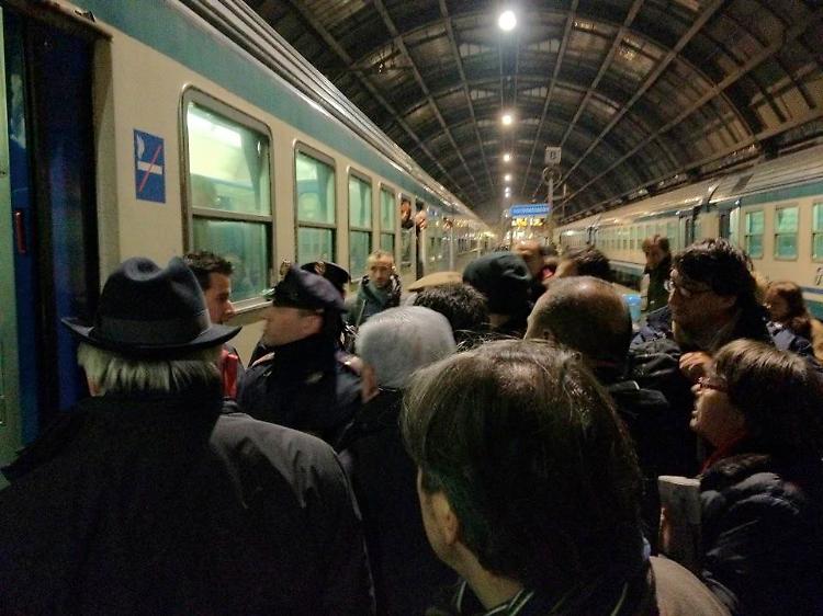 Bulli sul treno
scatenano il caos