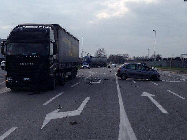 Scontro frontale camion auto: ferita 35enne