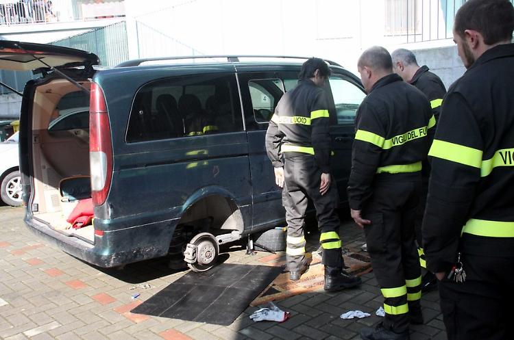 Incastrato sotto il furgone mentre lo ripara, miracolato