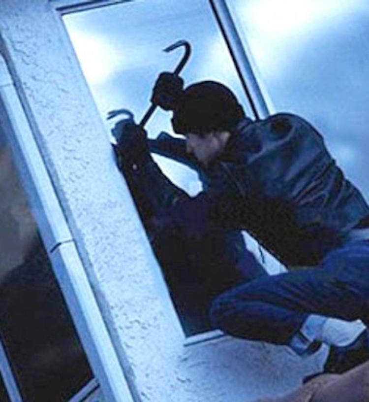 Furti in casa, derubato anche un prete