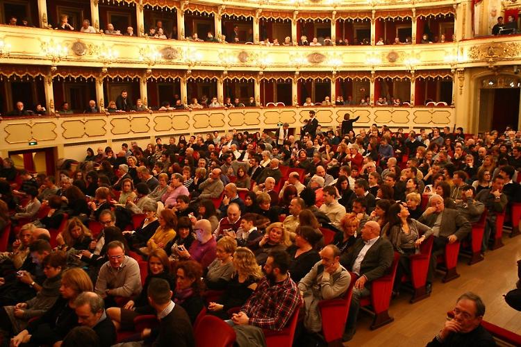 Pioggia di applausi per un irresistibile Giacobazzi