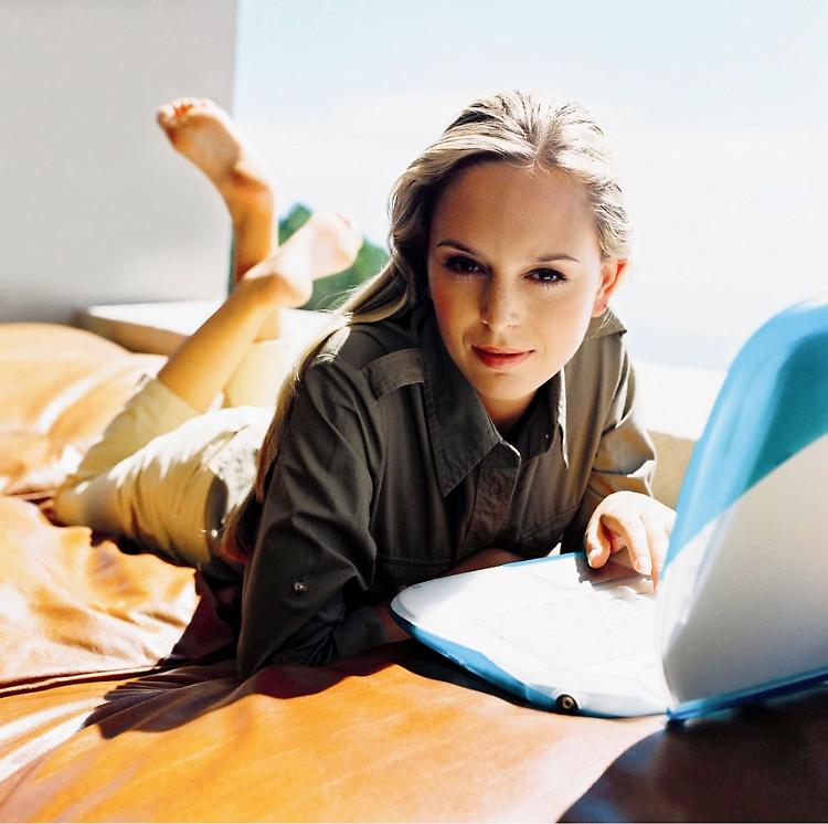 Una ragazza al computer