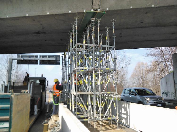 I puntelli posizionati per sorreggere il ponte
