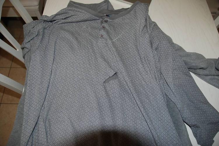 Sorprende i ladri in casa, nella fuga gli tagliano la felpa