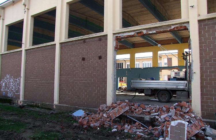 Quello che resta della palestra delle scuole medie di Sergnano