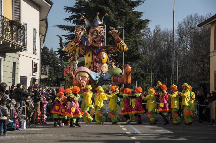 Carnevale, altro che scherzi
E' guerra volontari-negozianti