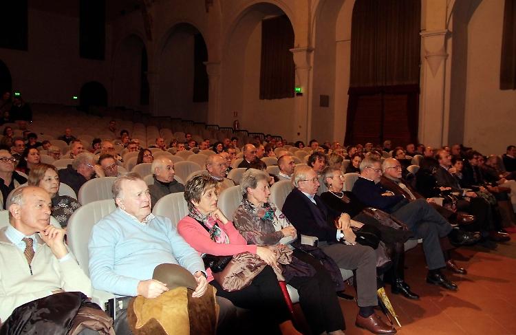 Il pubblico presente al teatro San Domenico per l'intervista a Martelli