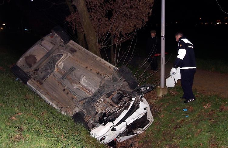 Fuori strada in via Treviglio, feriti due giovani