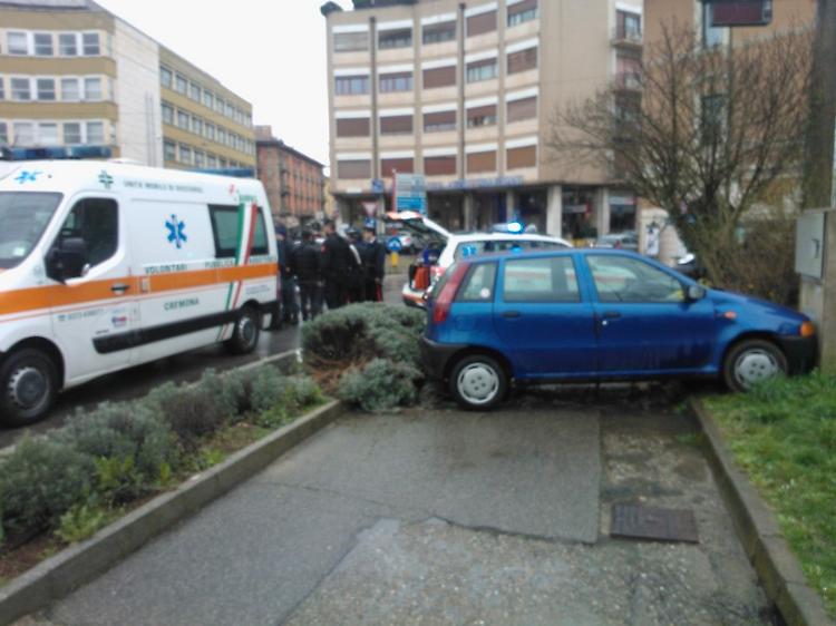 Auto fuori strada in piazza Cadorna, un ferito grave