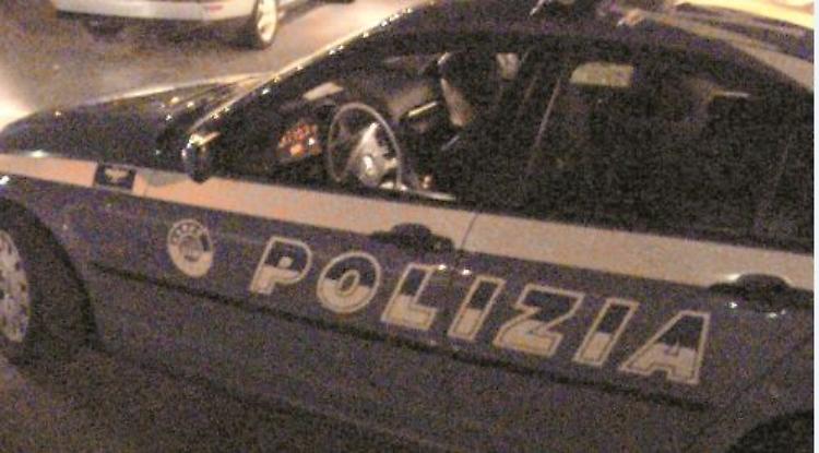 Si scatena nel locale e pesta due agenti