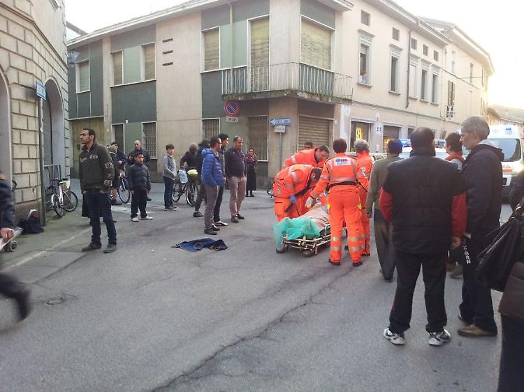 Schianto tra bici e auto, ciclista 23enne all'ospedale
