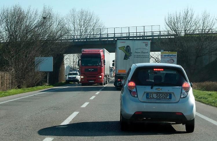 Le colonne d'auto e camion in tangenziale
