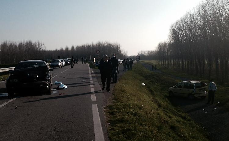 Schianto tra due auto, sei persone ferite