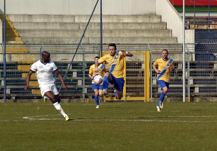 Emanuele Bardelloni della Pergolettese in azione col Santarcangelo