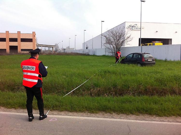 Scontro tra due auto, una 48enne all'ospedale