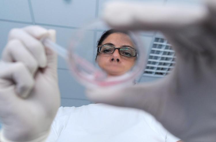 Una dottoressa impegnata in analisi di laboratorio