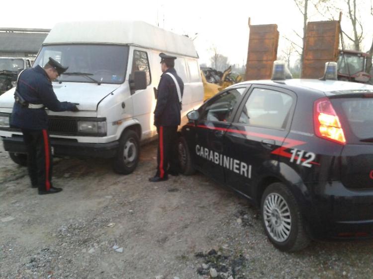 Il furgone rubato recuperato dai carabinieri